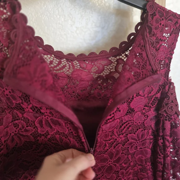 Chic Burgundy Lace Midi Dress - Picture 6 of 7